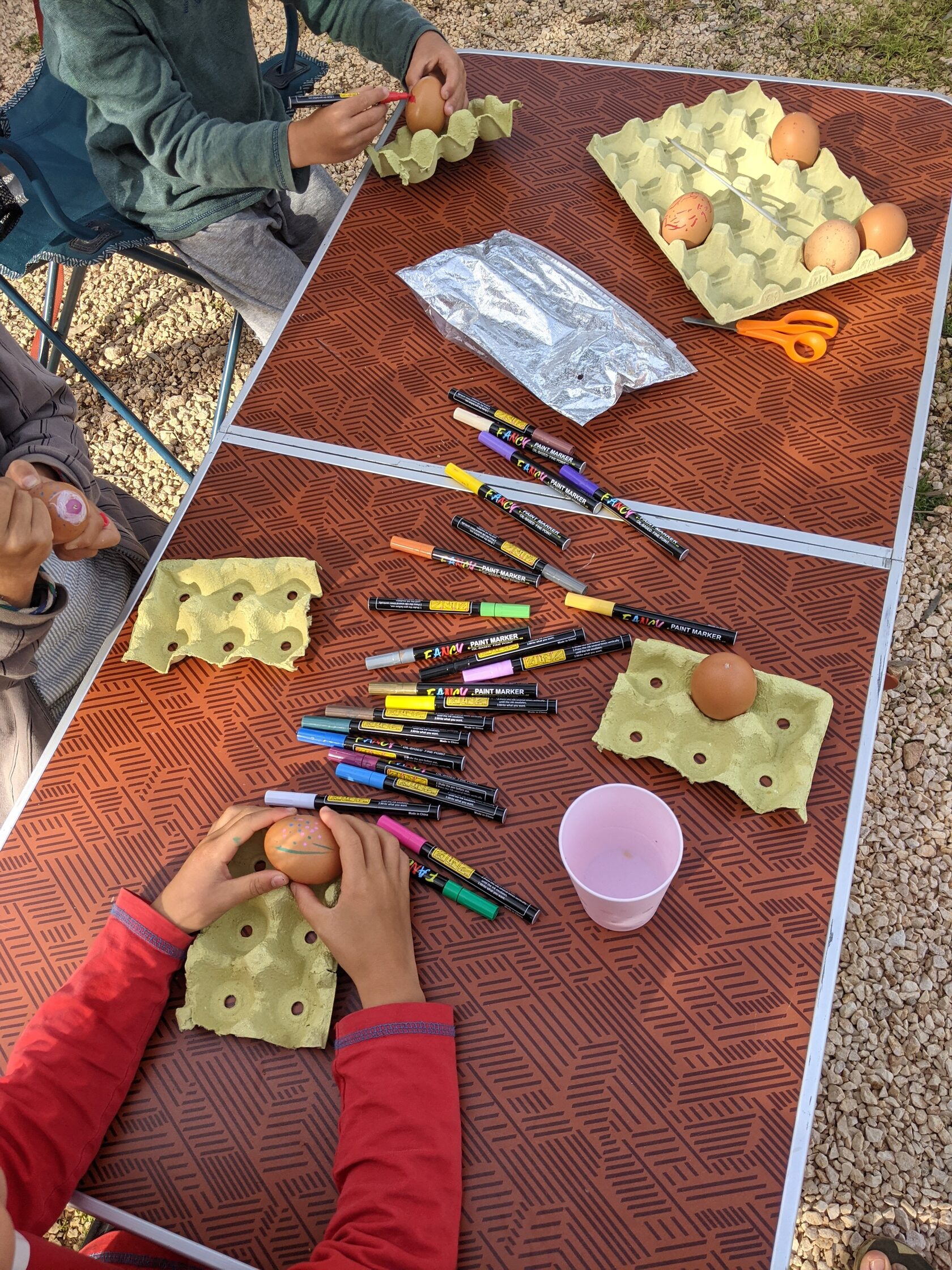 Familia apoyandose mutuamente