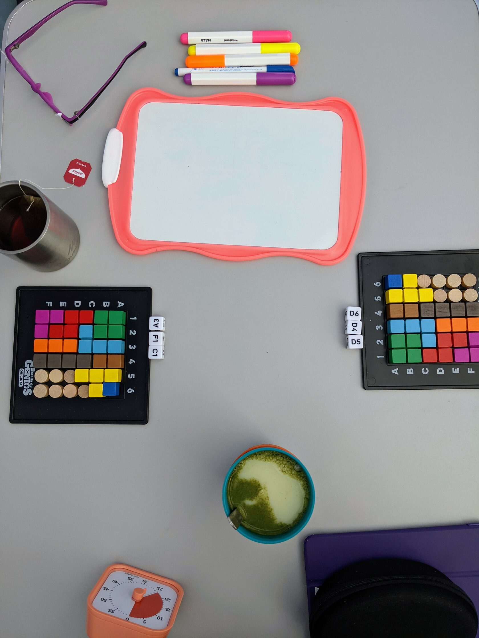 Ninos jugando juegos de confianza